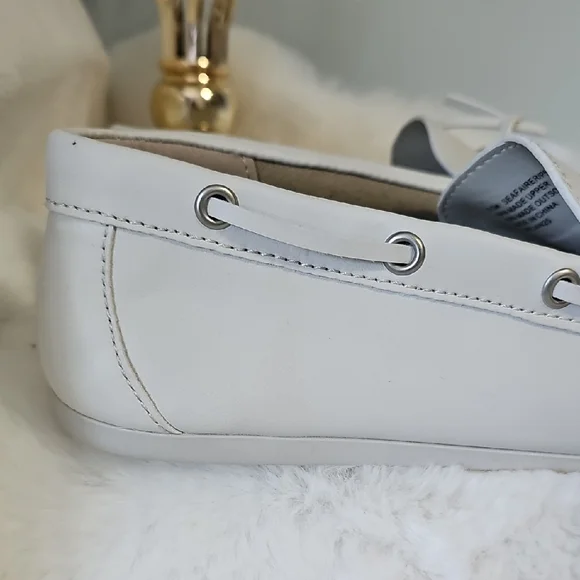 NWT! Tommy Bahama Women's Cream Moccasins - Picture 6 of 16